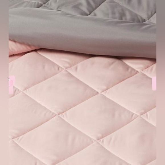 TWIN XL  4-pc PINK/GRAY REVERSIBLE COMFORTER WITH THROW BLANKET & PILLOW - Picture 3 of 6